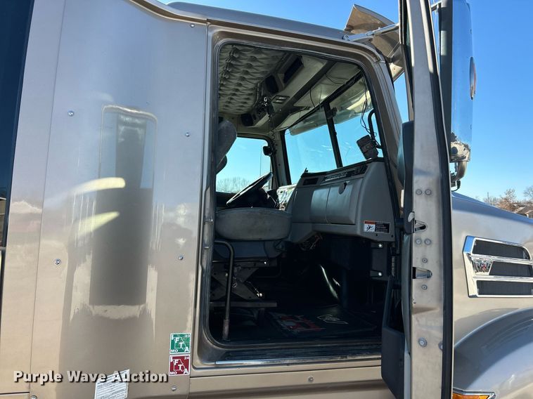 image for item NJ9634 2016 Western Star 5700XE semi truck