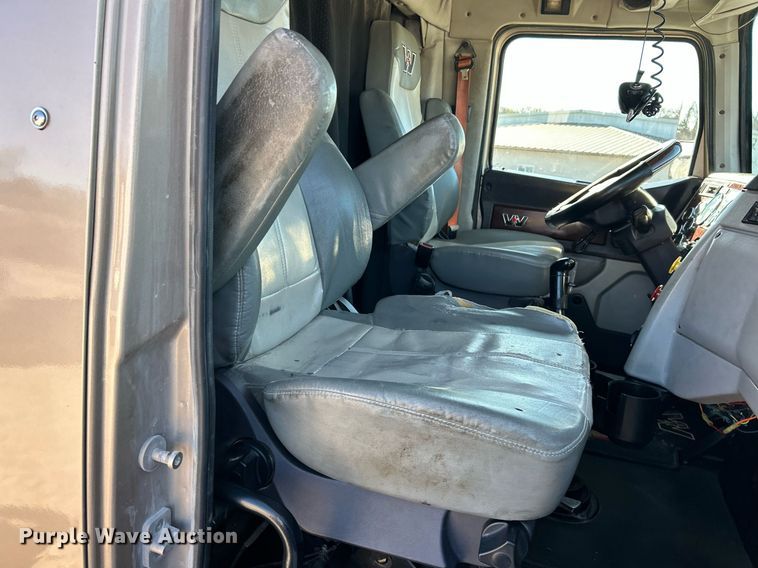 image for item NJ9634 2016 Western Star 5700XE semi truck