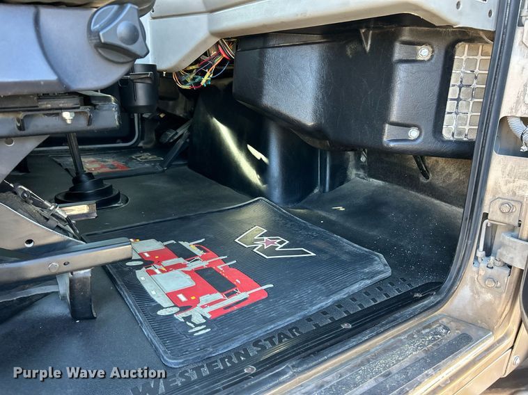 image for item NJ9634 2016 Western Star 5700XE semi truck