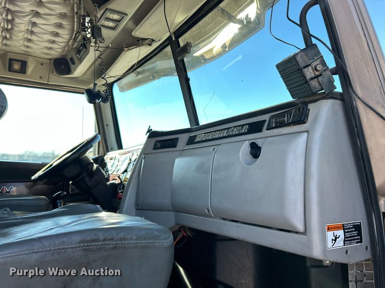 image for item NJ9634 2016 Western Star 5700XE semi truck