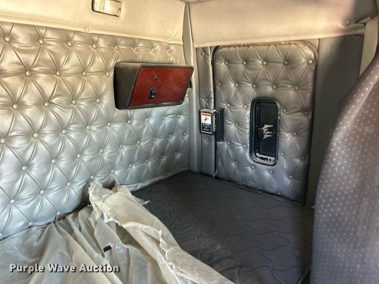 image for item NJ9634 2016 Western Star 5700XE semi truck