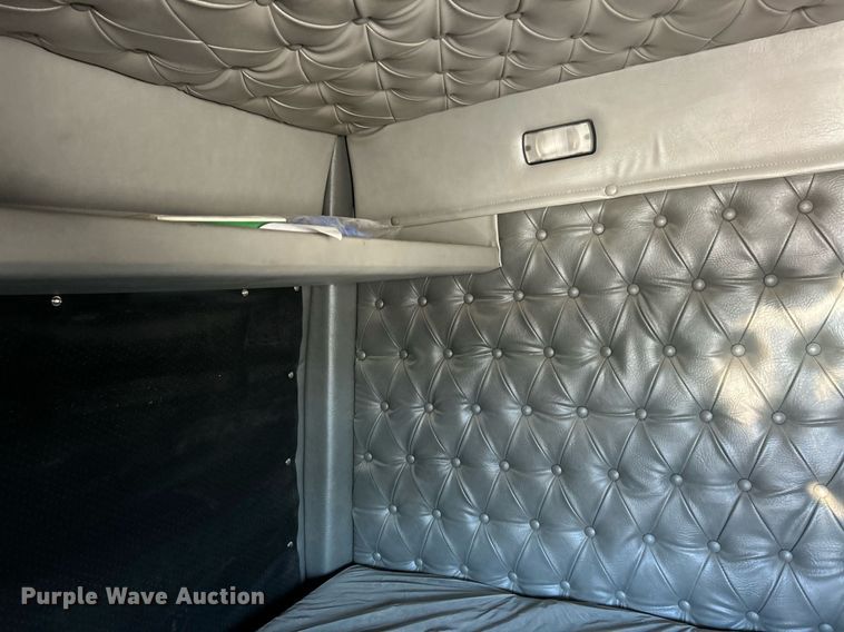 image for item NJ9634 2016 Western Star 5700XE semi truck