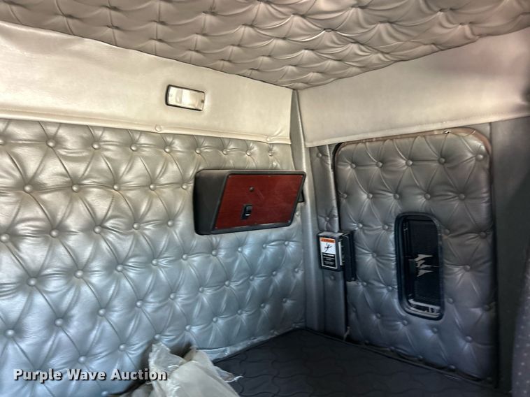 image for item NJ9634 2016 Western Star 5700XE semi truck