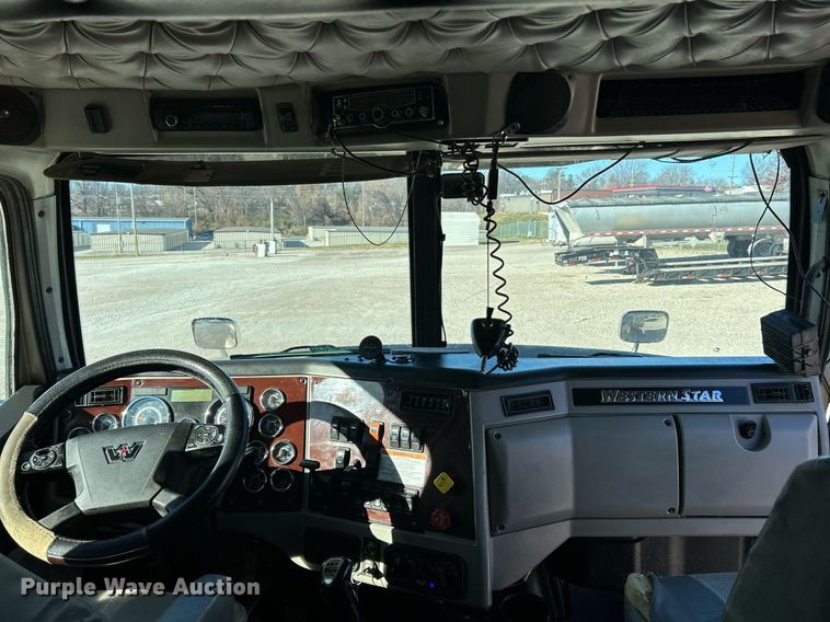 image for item NJ9634 2016 Western Star 5700XE semi truck