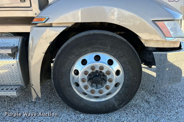 image for item NJ9634 2016 Western Star 5700XE semi truck