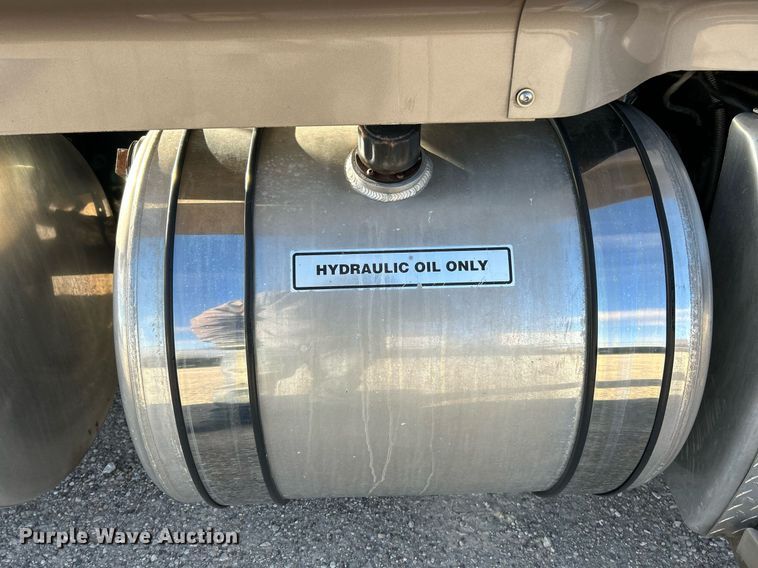 image for item NJ9636 2016 Western Star 5700XE semi truck