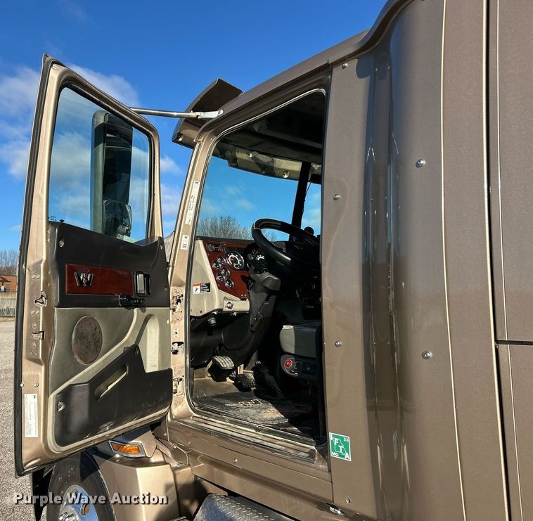 image for item NJ9636 2016 Western Star 5700XE semi truck