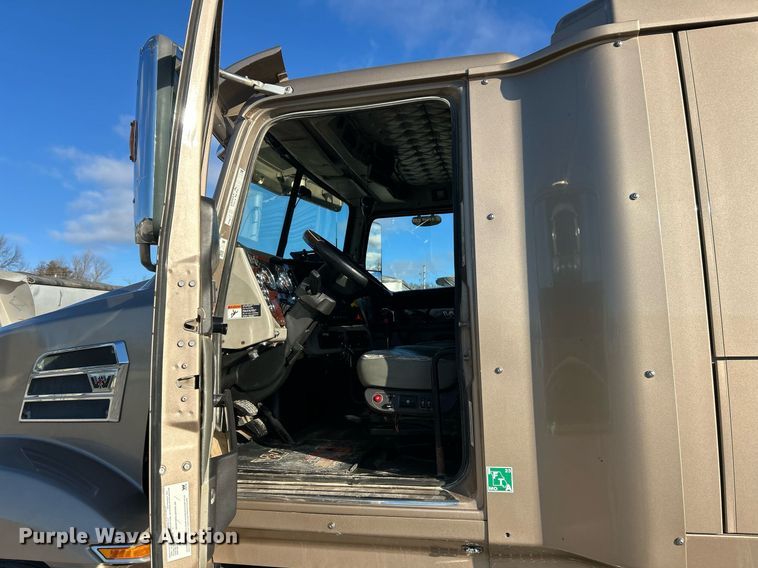 image for item NJ9636 2016 Western Star 5700XE semi truck