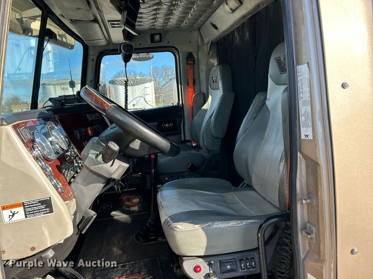 image for item NJ9636 2016 Western Star 5700XE semi truck