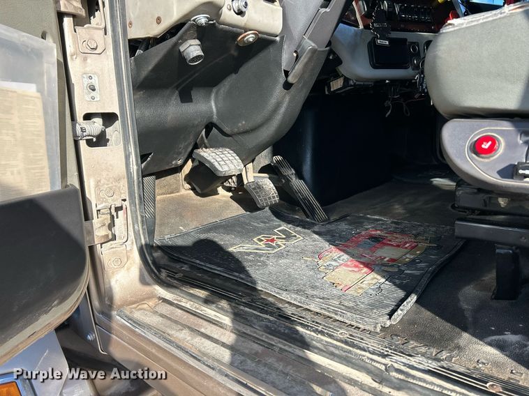 image for item NJ9636 2016 Western Star 5700XE semi truck