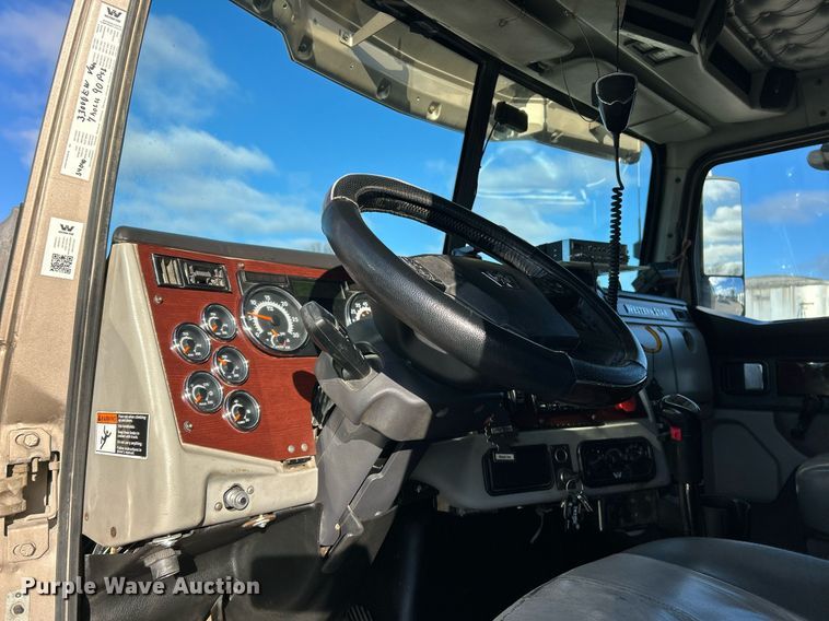 image for item NJ9636 2016 Western Star 5700XE semi truck