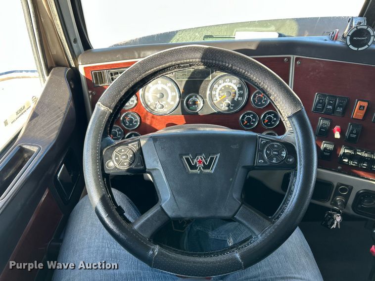 image for item NJ9636 2016 Western Star 5700XE semi truck