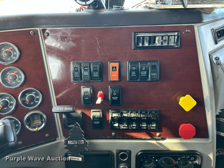 image for item NJ9636 2016 Western Star 5700XE semi truck