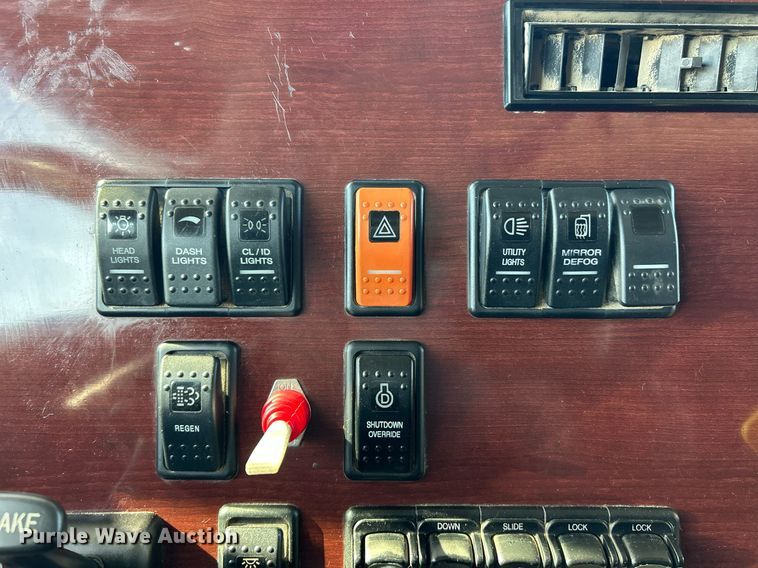 image for item NJ9636 2016 Western Star 5700XE semi truck