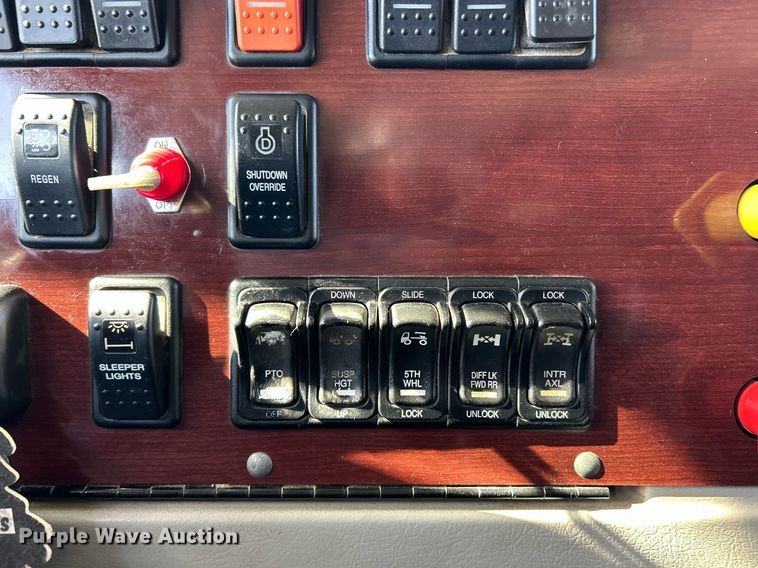 image for item NJ9636 2016 Western Star 5700XE semi truck