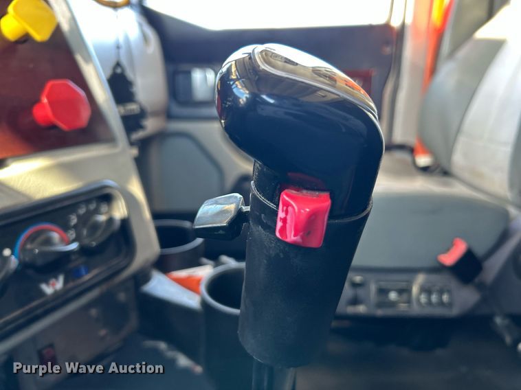 image for item NJ9636 2016 Western Star 5700XE semi truck