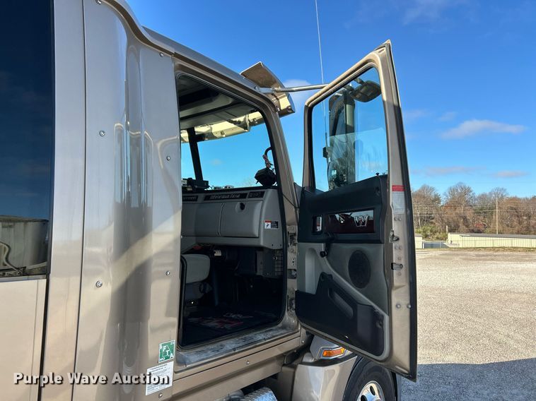 image for item NJ9636 2016 Western Star 5700XE semi truck