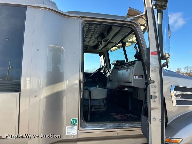 image for item NJ9636 2016 Western Star 5700XE semi truck