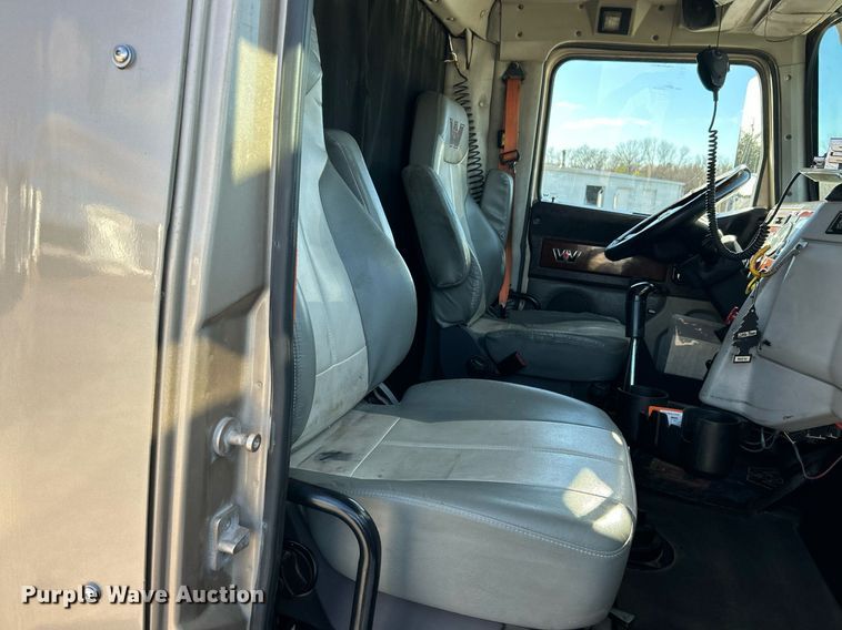 image for item NJ9636 2016 Western Star 5700XE semi truck