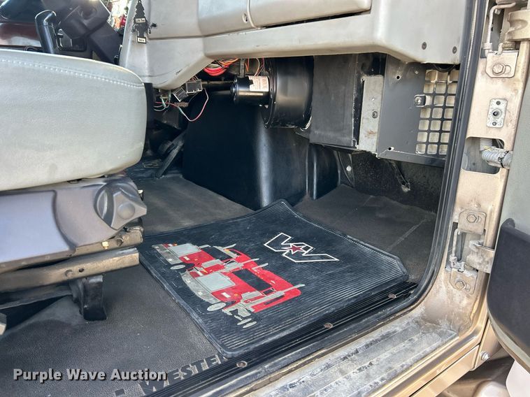 image for item NJ9636 2016 Western Star 5700XE semi truck