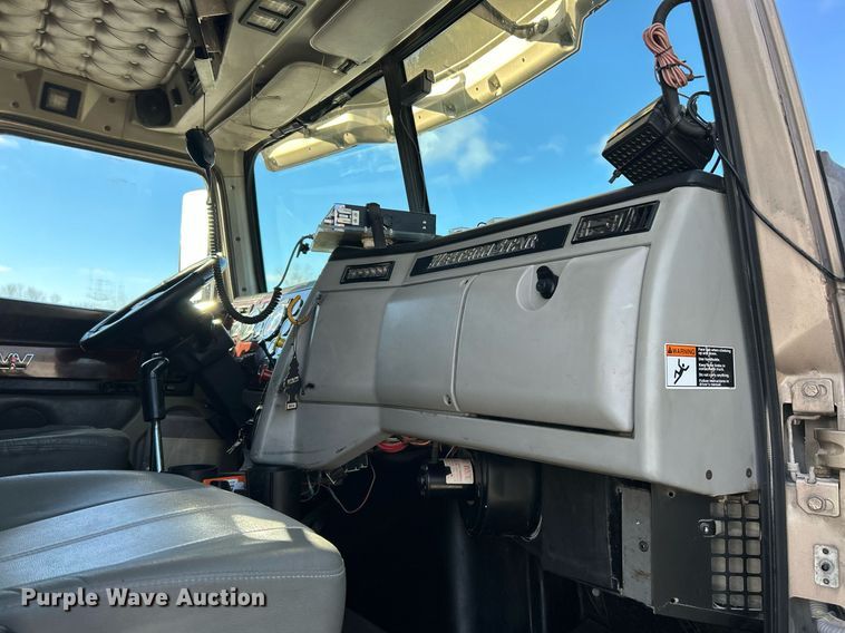 image for item NJ9636 2016 Western Star 5700XE semi truck