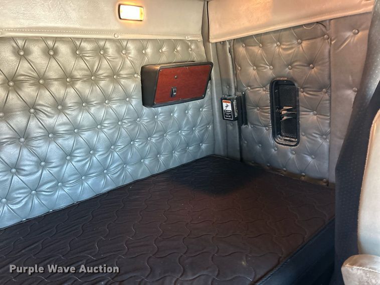 image for item NJ9636 2016 Western Star 5700XE semi truck