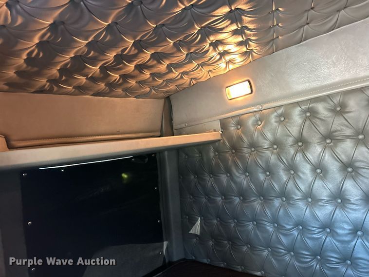 image for item NJ9636 2016 Western Star 5700XE semi truck