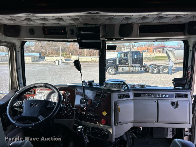 image for item NJ9636 2016 Western Star 5700XE semi truck