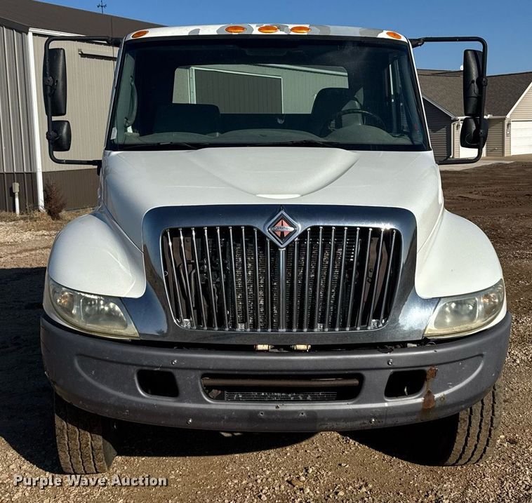 image for item NN9562 2003 International 4400 semi truck