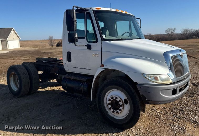 image for item NN9562 2003 International 4400 semi truck