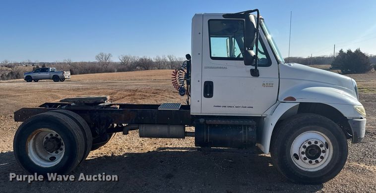 image for item NN9562 2003 International 4400 semi truck