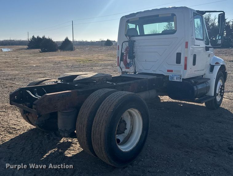 image for item NN9562 2003 International 4400 semi truck