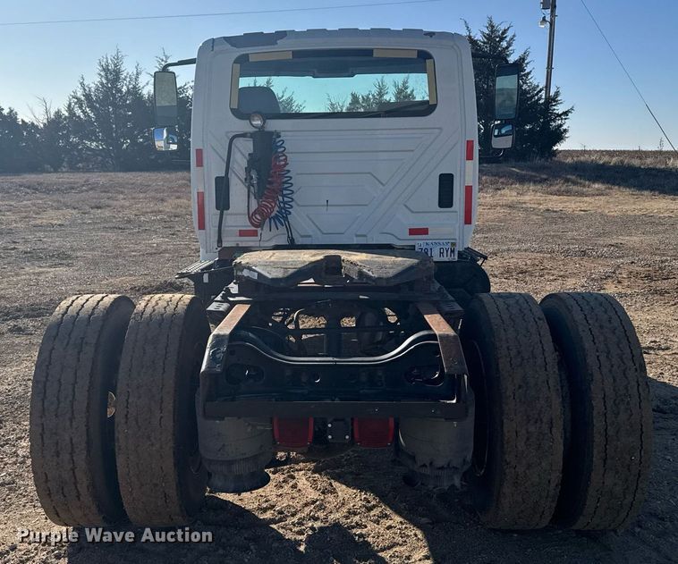 image for item NN9562 2003 International 4400 semi truck