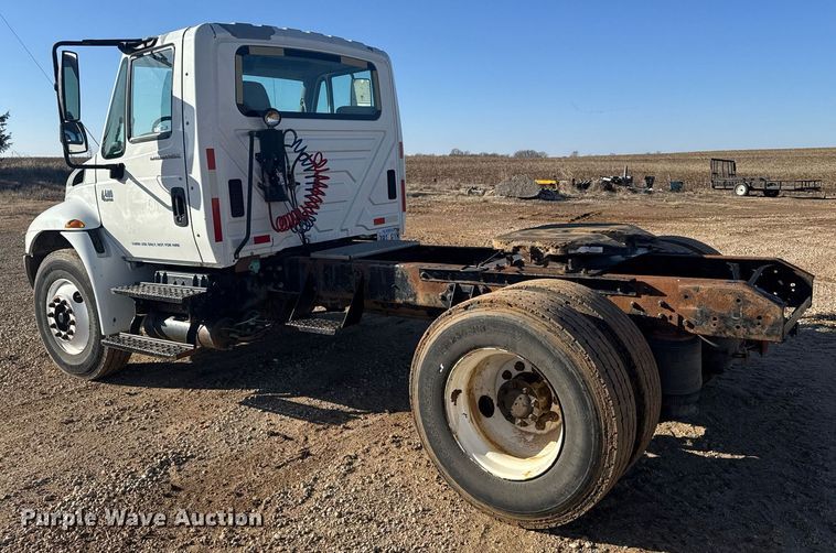 image for item NN9562 2003 International 4400 semi truck