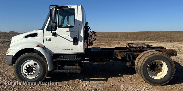 image for item NN9562 2003 International 4400 semi truck