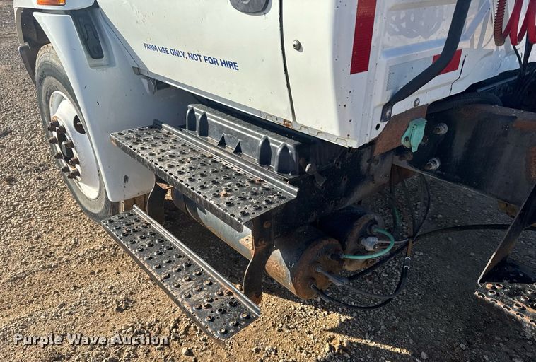 image for item NN9562 2003 International 4400 semi truck