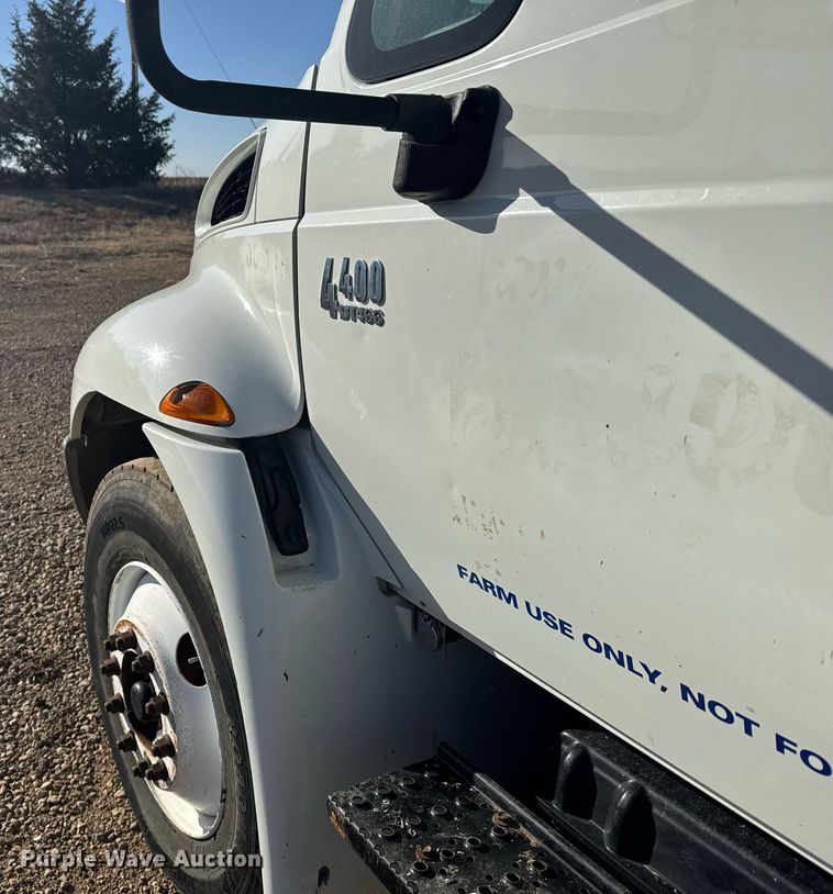 image for item NN9562 2003 International 4400 semi truck