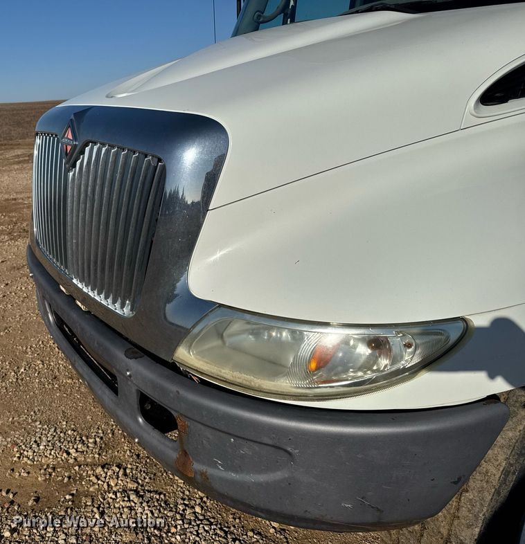 image for item NN9562 2003 International 4400 semi truck