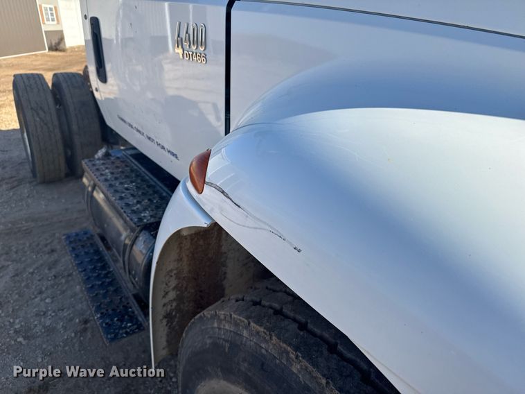 image for item NN9562 2003 International 4400 semi truck