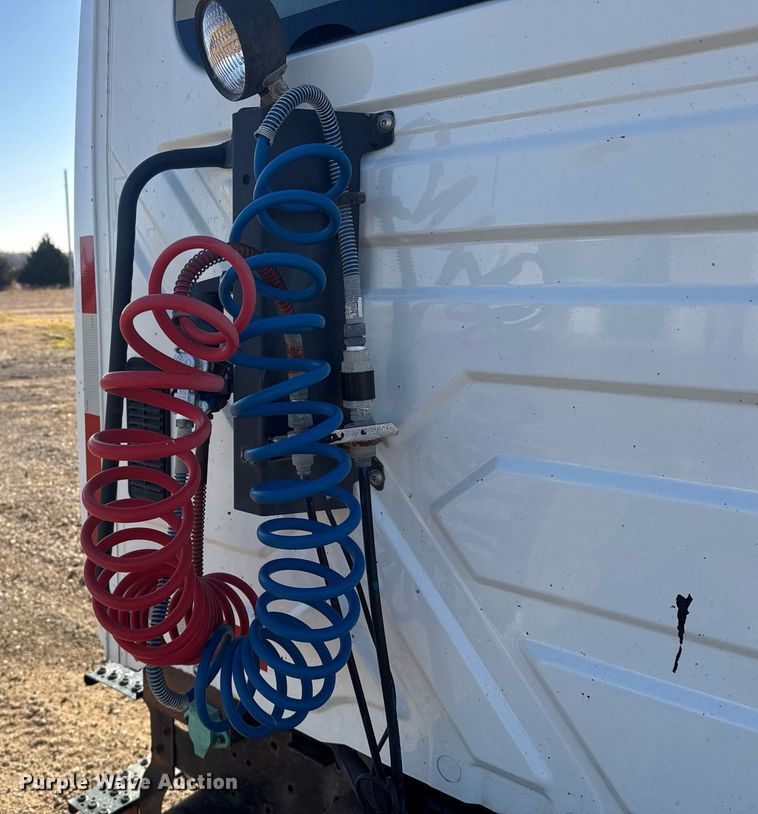 image for item NN9562 2003 International 4400 semi truck