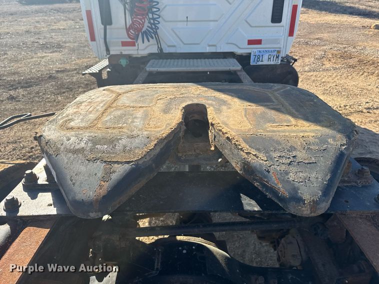 image for item NN9562 2003 International 4400 semi truck