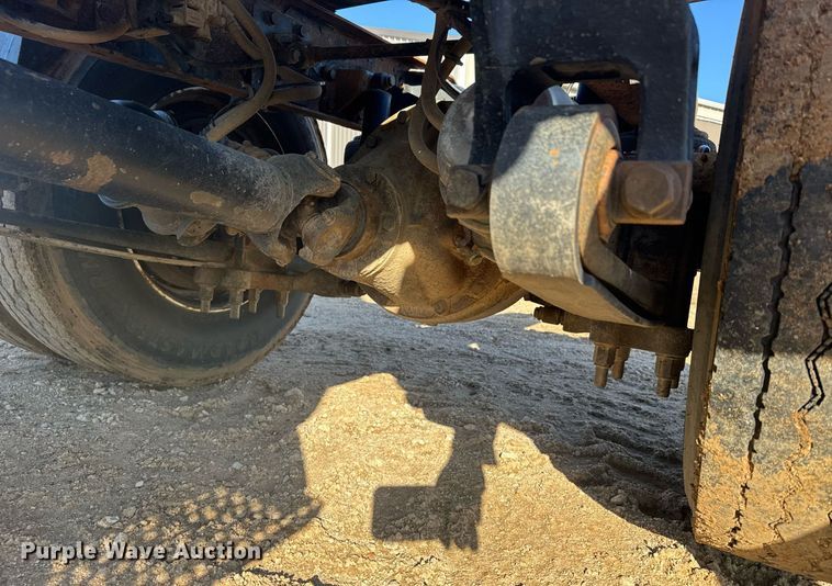 image for item NN9562 2003 International 4400 semi truck