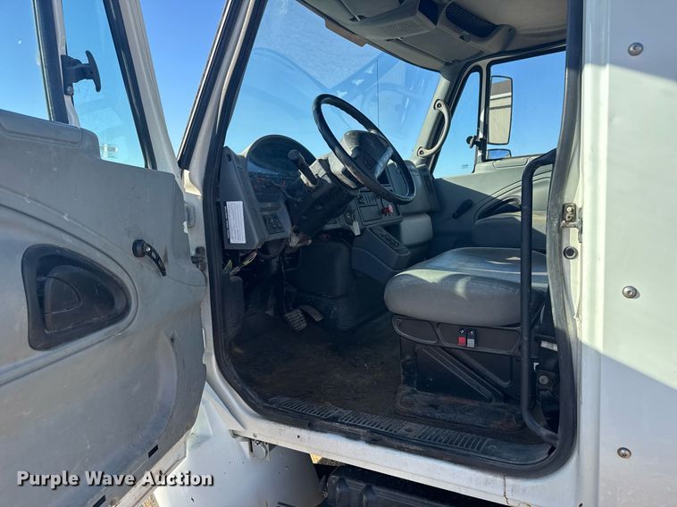 image for item NN9562 2003 International 4400 semi truck