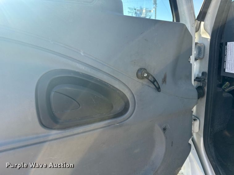 image for item NN9562 2003 International 4400 semi truck