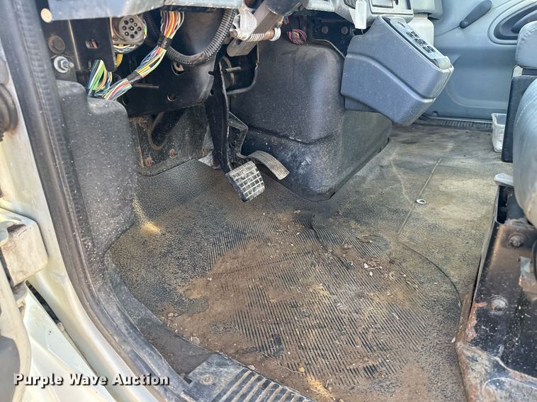 image for item NN9562 2003 International 4400 semi truck