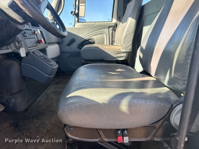 image for item NN9562 2003 International 4400 semi truck