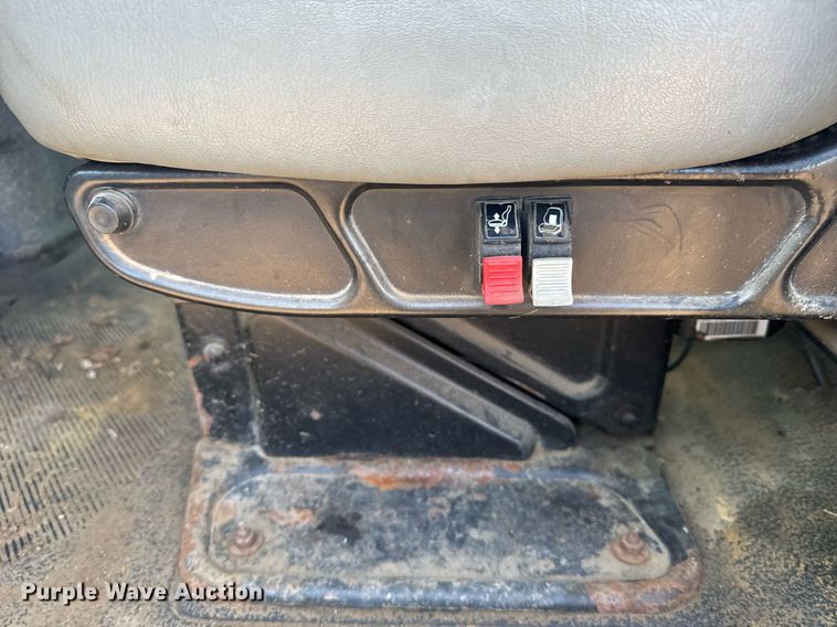 image for item NN9562 2003 International 4400 semi truck