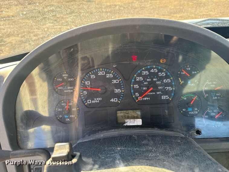 image for item NN9562 2003 International 4400 semi truck