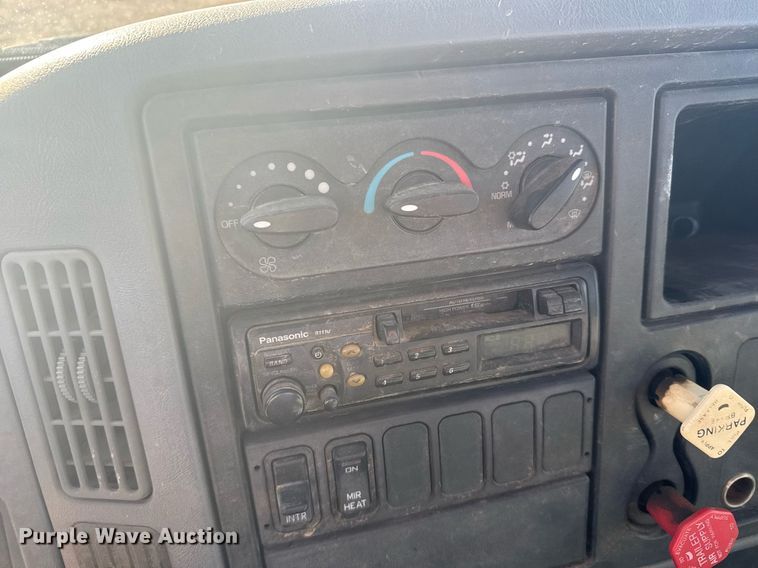 image for item NN9562 2003 International 4400 semi truck