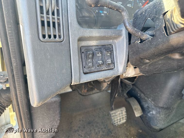 image for item NN9562 2003 International 4400 semi truck